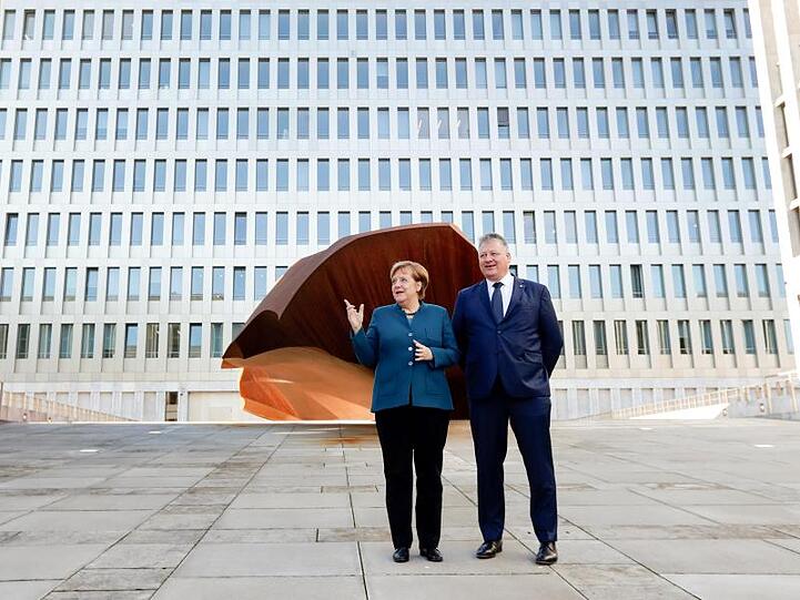 Bundeskanzlerin Merkel und der Präsident des BND, Bruno Kahl, stehen bei der offiziellen Eröffnung vor der neuen Zentrale des Bundesnachrichtendienstes.