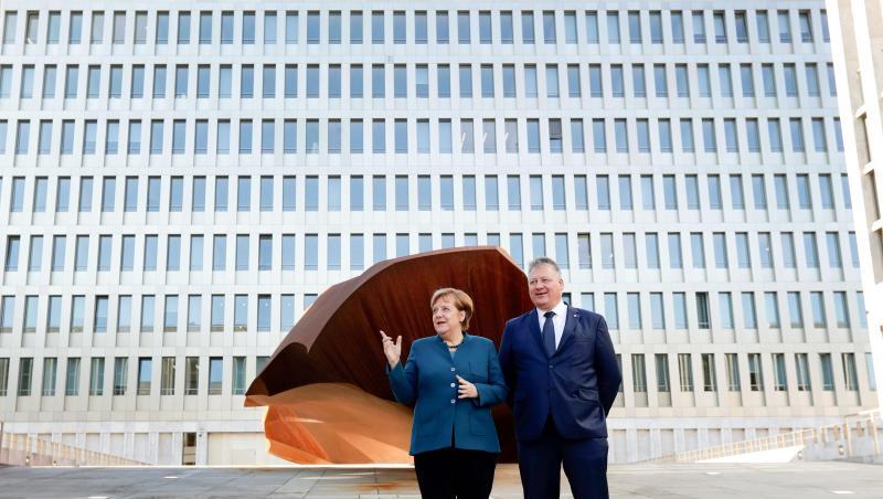 Bundeskanzlerin Merkel und der Präsident des BND, Bruno Kahl, stehen bei der offiziellen Eröffnung vor der neuen Zentrale des Bundesnachrichtendienstes. Bundeskanzlerin Merkel und der Präsident des BND, Bruno Kahl, stehen bei der offiziellen Eröffnung vor der neuen Zentrale des Bundesnachrichtendienstes.