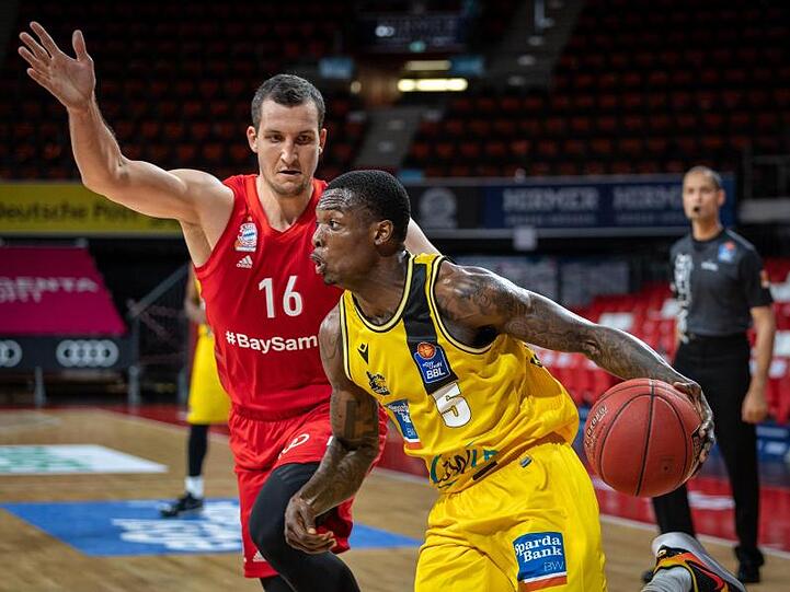 Der Ludwigsburger Teyvon Myers (r) zieht gegen Paul Zipser zum Korb.