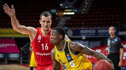 Der Ludwigsburger Teyvon Myers (r) zieht gegen Paul Zipser zum Korb.