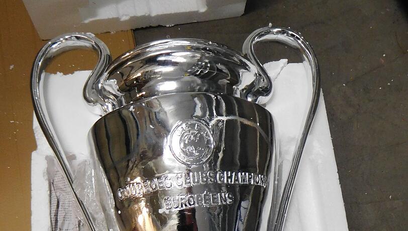 Der gefälschte Champions-League-Pokal.