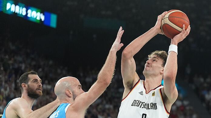 Franz Wagner (r.) und die deutschen Basketballer stehen bei Olympia im Halbfinale.