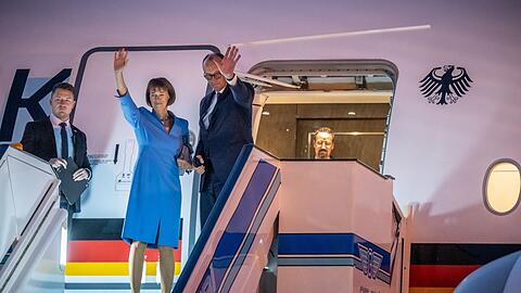 Die Mitreise von Merz' Frau Charlotte ist als seltene Geste der Freundschaft zu verstehen.