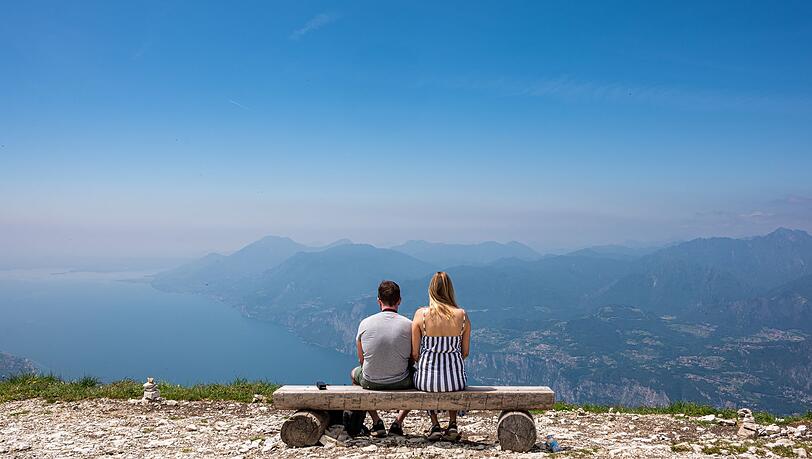 Der Gardasee wird auch in diesen Sommerferien Ziel vieler bayerischer Urlauber sein. Eine gar nicht so kleine Minderheit kann sich aber keine Ferienreise leisten. (Symbolbild)
