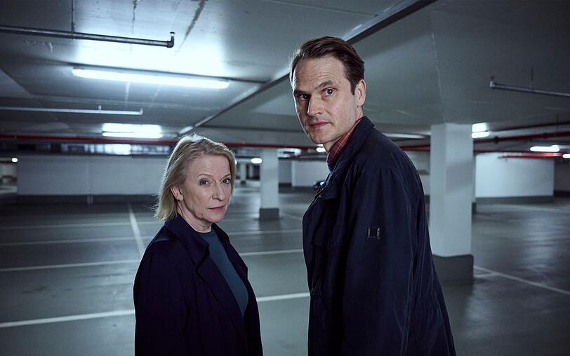 Paula Ringelhahn (Dagmar Manzel) und Felix Voss (Fabian Hinrichs) l&ouml;sten im "Tatort: Trotzdem" (2024) ihren letzten Fall. Die Schauspielerin schied freiwillig aus ihrem Krimi-Amt aus, w&auml;hrend ihr Partner weitermacht. 2025 ermittelte er im "Tatort: Ich sehe dich" alleine. Ab kommenden Herbst wird er mit Rosalie Thomass eine neue Partnerin erhalten.