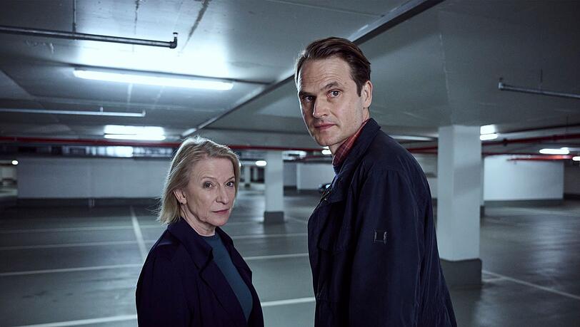Paula Ringelhahn (Dagmar Manzel) und Felix Voss (Fabian Hinrichs) lösten im "Tatort: Trotzdem" (2024) ihren letzten Fall. Die Schauspielerin schied freiwillig aus ihrem Krimi-Amt aus, während ihr Partner weitermacht. 2025 ermittelte er im "Tatort: Ich sehe dich" alleine. Ab kommenden Herbst wird er mit Rosalie Thomass eine neue Partnerin erhalten. Paula Ringelhahn (Dagmar Manzel) und Felix Voss (Fabian Hinrichs) lösten im "Tatort: Trotzdem" (2024) ihren letzten Fall. Die Schauspielerin schied freiwillig aus ihrem Krimi-Amt aus, während ihr Partner weitermacht. 2025 ermittelte er im "Tatort: Ich sehe dich" alleine. Ab kommenden Herbst wird er mit Rosalie Thomass eine neue Partnerin erhalten.