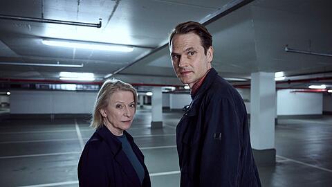 Paula Ringelhahn (Dagmar Manzel) und Felix Voss (Fabian Hinrichs) l&ouml;sten im "Tatort: Trotzdem" (2024) ihren letzten Fall. Die Schauspielerin schied freiwillig aus ihrem Krimi-Amt aus, w&auml;hrend ihr Partner weitermacht. 2025 ermittelte er im "Tatort: Ich sehe dich" alleine. Ab kommenden Herbst wird er mit Rosalie Thomass eine neue Partnerin erhalten.