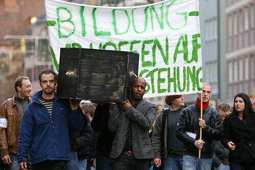 Protest: Studenten trugen in Nürnberg symbolisch in einem schwarzen Sarg die Bildung zu Grabe.