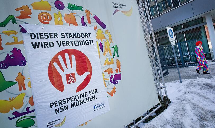 Beschäftigte von Nokia Siemens Networks folgten am Faschingsdienstag dem Aufruf der IG Metall, gegen die Standort-Schließung zu protestieren.