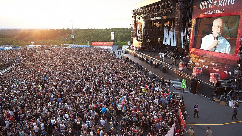Kurz vorher war noch alles in Ordnung - dann gab Festivalveranstalter Marek Lieberberg den Abbruch des Musikfestival "Rock am Ring" bekannt.