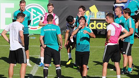 Kuriose Szene im Training: Bundestrainer Joachim Löw bittet jubelnde Kinder um Ruhe.