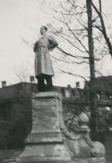 "Als langjähriger Leser Ihrer Zeitung habe ich mit großer Freude Ihre Artikel über unsere Stadt München verfolgt. Ich habe ein Foto gefunden, von dem ich glaube, dass es den einen oder anderen Leser schmunzeln lässt: Das Bild zeigt mich im Jahr 1948 auf dem Torso des Kobeldenkmals. Als Kind, kaum vier Wochen alt, war ich bereits mit meiner Mutter am Kobeldenkmal. 20 Jahre später, 1948, stand ich vor dem Denkmal &ndash; der gute Kobel war immer noch im Luftschutzbunker und wartete auf die Restaurierung seines Denkmals &ndash; und bestieg das Denkmal, um mich kurzzeitig als König des Gasteigbergerls zu fühlen!&ldquo;, schreibt uns AZ-Leser Oskar Greck.