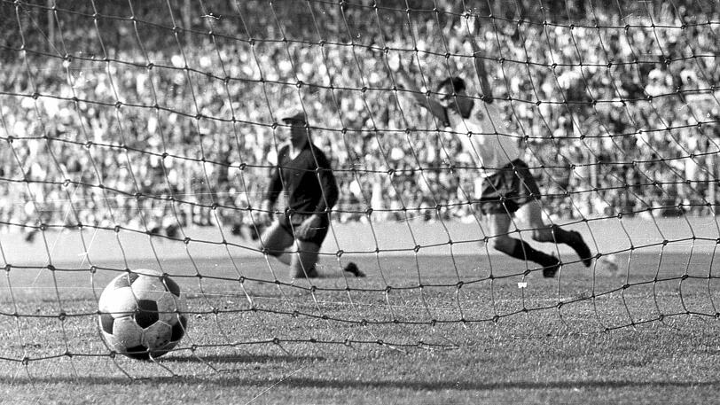 21. August 1965: Die Frankfurter waren auch der erste Gast in einem Bundesliga-Heimspiel des FC Bayern. Der Neuling im deutschen Fußballoberhaus setzte sich gegen die Hessen mit 2:0 durch.