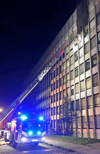 Das Feuer brach im 5. Stock der Unterkunft aus - das Gebäude musste teilweise evakuiert werden. Die Bilder vom Feuerwehreinsatz.