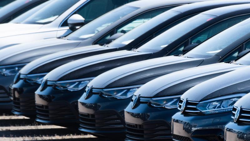 Volkswagen-Golf-Neufahrzeuge: Der coronabedingte Verkaufseinbruch im VW-Konzern hat sich im Juni etwas abgeschwächt. Volkswagen-Golf-Neufahrzeuge: Der coronabedingte Verkaufseinbruch im VW-Konzern hat sich im Juni etwas abgeschwächt.