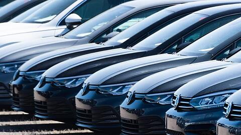 Volkswagen-Golf-Neufahrzeuge: Der coronabedingte Verkaufseinbruch im VW-Konzern hat sich im Juni etwas abgeschwächt.