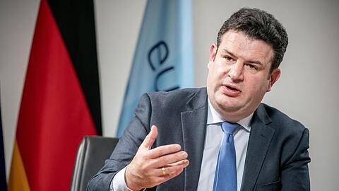 Hubertus Heil (SPD), Bundesminister für Arbeit und Soziales, aufgenommen im Arbeitsministerium bei einem Interview mit der dpa Deutsche Presse-Agentur.