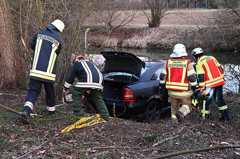 Betrunken auf dem Heimweg von der Disco: Der Fahrer (21) und seine Beifahrerin (19) konnten sich selbst aus dem Wagen befreien, sie kamen leicht verletzt ins Krankenhaus.