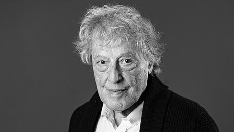 Tom Stoppard hat viele Theaterst&uuml;cke und Drehb&uuml;cher gepr&auml;gt. F&uuml;r seine Arbeit erhielt er zahlreiche Ehrungen und Auszeichnungen.