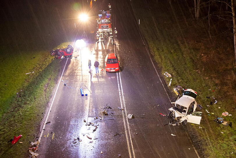 Schlimmer Unfall auf der B2: 3 Tote und ein schwer Verletzter.