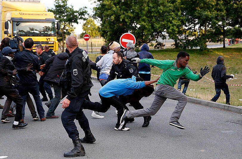 Erneut haben zwischen 100 und 150 Flüchtlinge versucht, durch den Eurotunnel von Frankreich nach Großbritannien zu gelangen. Der britische Premierminister David Cameron bezeichnete die Lage als "sehr besorgniserregend".