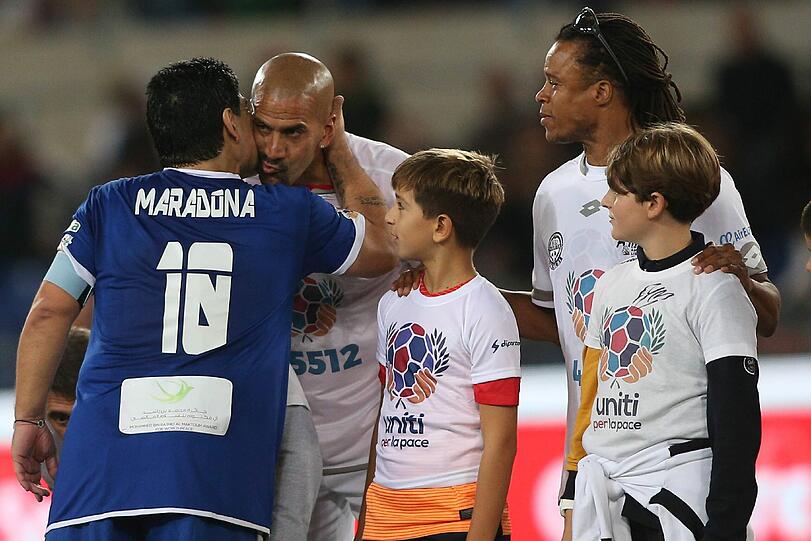 Da war noch alles in Ordnung: Diego Maradona (in blau) busselt Juan Sebastian Veron vor dem Anpfiff des Benefizspiels.