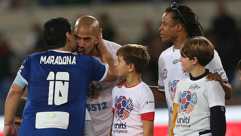 Da war noch alles in Ordnung: Diego Maradona (in blau) busselt Juan Sebastian Veron vor dem Anpfiff des Benefizspiels. Da war noch alles in Ordnung: Diego Maradona (in blau) busselt Juan Sebastian Veron vor dem Anpfiff des Benefizspiels.