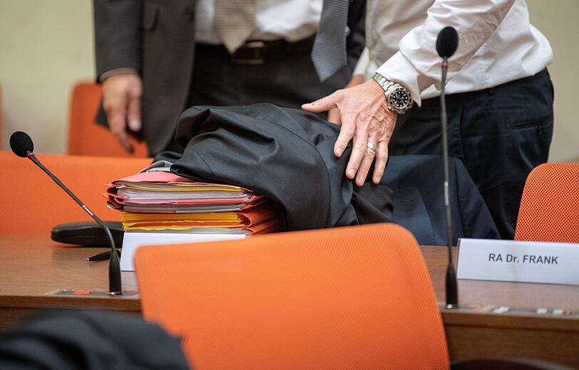Der Prozess zum Raubmord von Meiling hat begonnen. Acht Angeklagte müssen sich unter anderem wegen Mordes und schweren Raubes verantworten.