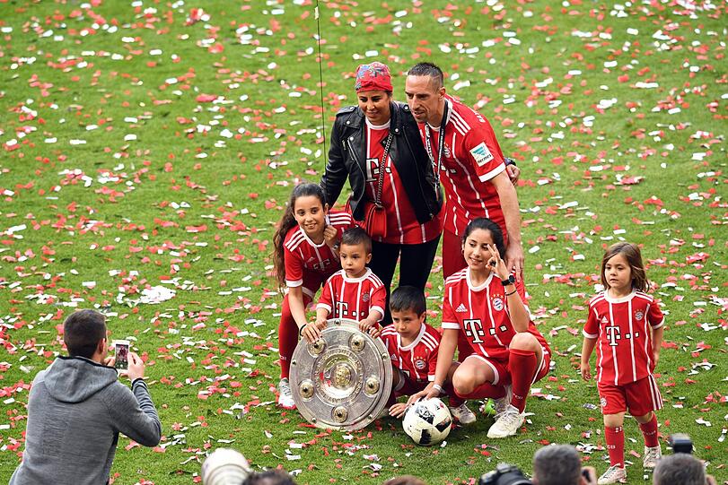 20.05.2017: Zusammen mit seiner Familie präsentiert Franck Ribéry die Meisterschale. Sein siebter Meistertitel mit den Bayern.
