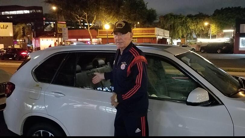 Frédéric von Anhalt vor seinem aufgebrochenen Auto. Nur der FC-Bayern-Trainingsanzug am Leib ist ihm geblieben.