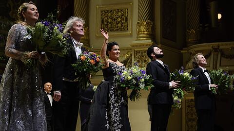 Anna Netrebko (winkend) und ihr Mann Yusif Eyvazov (rechts neben ihr) stehen beim Schlussapplaus am Ende des ersten Konzerts nach der Corona-bedingten Besucherpause in der Semperoper auf der Bühne neben Mezzosopranistin Elena Maximova (links) und dem Dirigenten Johannes Wulff-Woesten (2. von links).