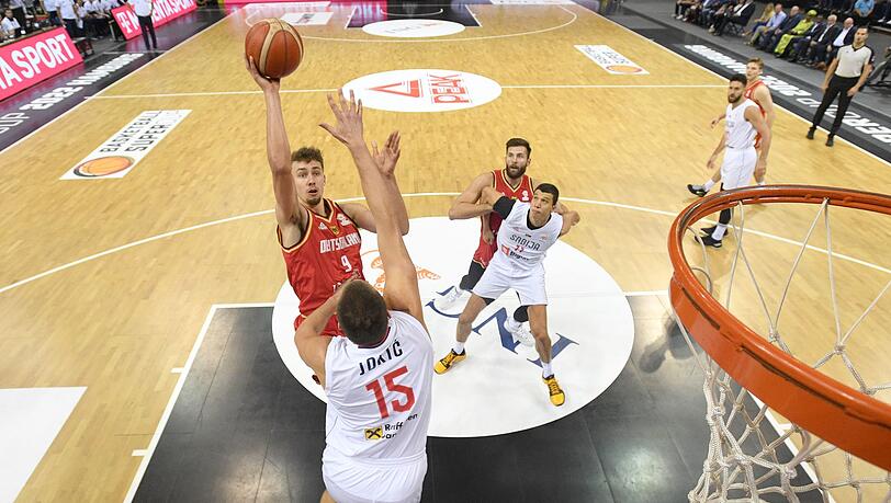 Deutschlands Franz Wagner (l) zieht gegen Serbiens Nikola Jokic (vorne) zum Korb.