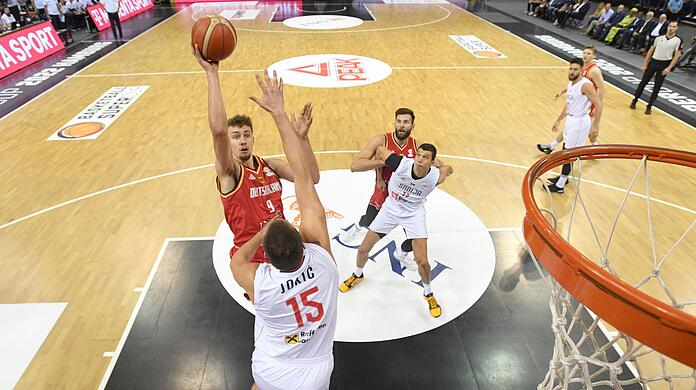Deutschlands Franz Wagner (l) zieht gegen Serbiens Nikola Jokic (vorne) zum Korb.
