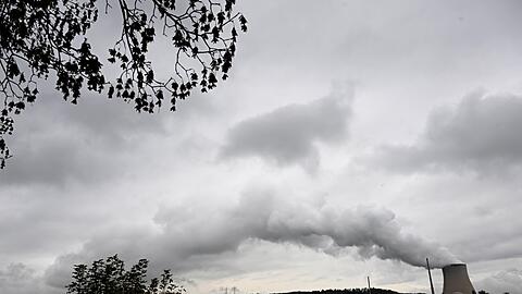 Der Kühlturm des Atomkraftwerks Isar 2 im Landkreis Landshut.