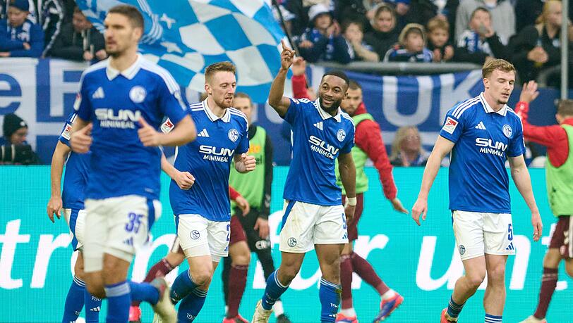 Schalke 04 jubelt über den ersten Sieg unter Trainer van Wonderen.