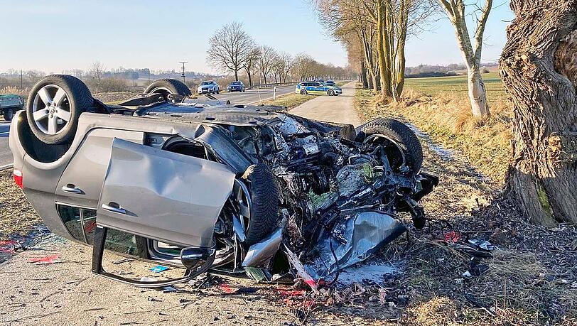 Kräfte der Feuerwehren Marzling und Langenbach befreiten den Fahrer aus dem Wrack, für den 60-jährigen Autofahrer aus dem Landkreis Landshut kam jedoch jede Hilfe zu spät.