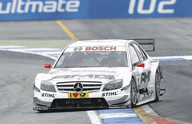 Hier fährt der Schotte Paul di Resta mit seinem Mercedes-DTM-Wagen auf dem Hockenheimring. Im Juli wird die DTM dann im Olympiastadion rasen.