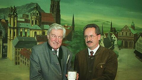 Eine von vielen Auszeichnungen: Ferdinand Schmid bei der Auszeichnung mit der Medaille "München leuchtet" durch OB Christian Ude.