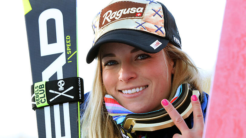 Lara Gut lächelt nach ihrem Sieg im Super G von Garmisch-Partenkirchen in die Kamera.