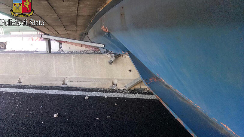 In der Nähe von Ancona ist eine Brücke auf eine Autobahn gestürzt. Zwei Menschen kamen ums Leben. Die dramatischen Bilder von der Unglücksstelle.