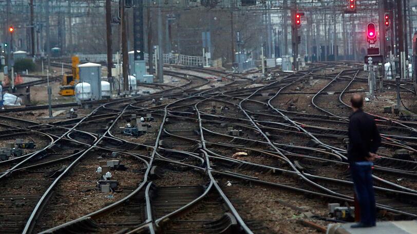 Ein Mann steht während eines Streiks auf einem Bahnsteig am Bahnhof Gare Saint-Lazare. (Symbolbild)