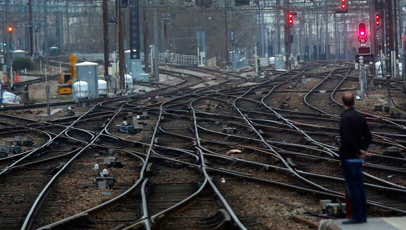 Ein Mann steht während eines Streiks auf einem Bahnsteig am Bahnhof Gare Saint-Lazare. (Symbolbild) Ein Mann steht während eines Streiks auf einem Bahnsteig am Bahnhof Gare Saint-Lazare. (Symbolbild)