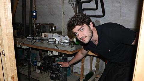 Mirco Di Sclafani, Juniorchef des Eiscafés Florenz, deutet an, wie hoch das Wasser im Keller stand.