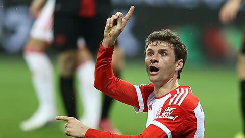 Münchens Thomas Müller reagiert auf dem Boden.
