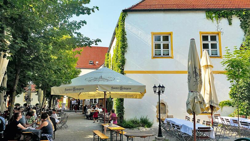 Ob Schweinsbraten, Steinofenbaguette oder hausgemachte Dampfnudel: In der Klosterschenke in Scheyern kann man wunderbar im Biergarten sitzen. Sollte das Wetter doch nicht ganz aushalten, gibt es freilich auch drinnen Plätze. Und nach dem Wandern schmeckt die Brotzeit sowieso. Egal, was das Wetter macht. Ob Schweinsbraten, Steinofenbaguette oder hausgemachte Dampfnudel: In der Klosterschenke in Scheyern kann man wunderbar im Biergarten sitzen. Sollte das Wetter doch nicht ganz aushalten, gibt es freilich auch drinnen Plätze. Und nach dem Wandern schmeckt die Brotzeit sowieso. Egal, was das Wetter macht.