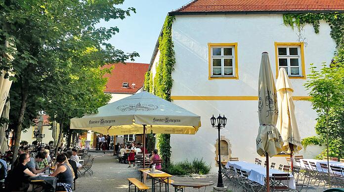 Ob Schweinsbraten, Steinofenbaguette oder hausgemachte Dampfnudel: In der Klosterschenke in Scheyern kann man wunderbar im Biergarten sitzen. Sollte das Wetter doch nicht ganz aushalten, gibt es freilich auch drinnen Plätze. Und nach dem Wandern schmeckt die Brotzeit sowieso. Egal, was das Wetter macht.