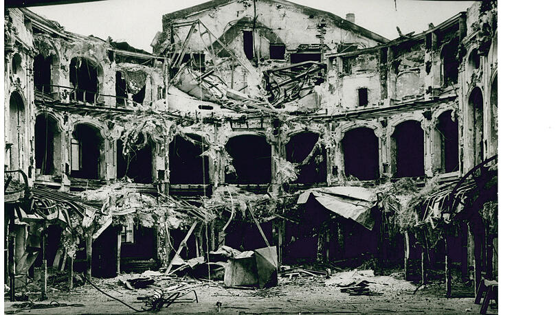 Blick in den am 9. M&auml;rz 1943 von Bomben zerst&ouml;rten Zuschauerraum. Wo einst die G&auml;ste sa&szlig;en, nur noch Tr&uuml;mmer.