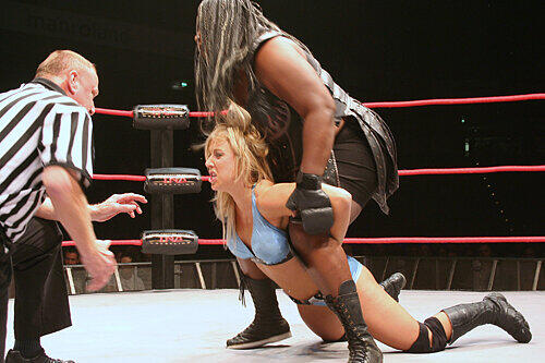 Da hat die Dame im blauen Bikini keine Chance mehr: Awesome Kong (oben) ist in der Arena Nürnberger Versicherung die Königin im Ring und hat ihre Gegnerin Taylor Wilde fest im Griff.