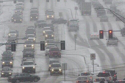 Verkehrschaos auf der Dodge Street in Omaha, Nebraska