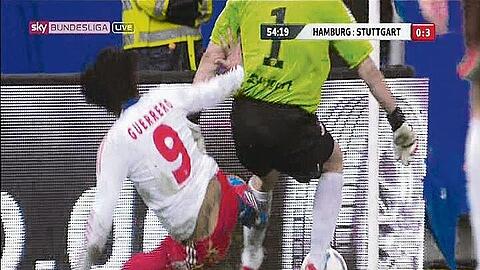 Brutal, gehässig, hässlich: Paolo Guerrero tritt Stuttgarts Keeper Sven Ulreich von hinten in die Beine.